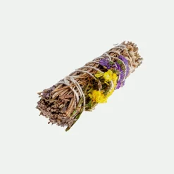 Atadillo salvia con pétalos de flores